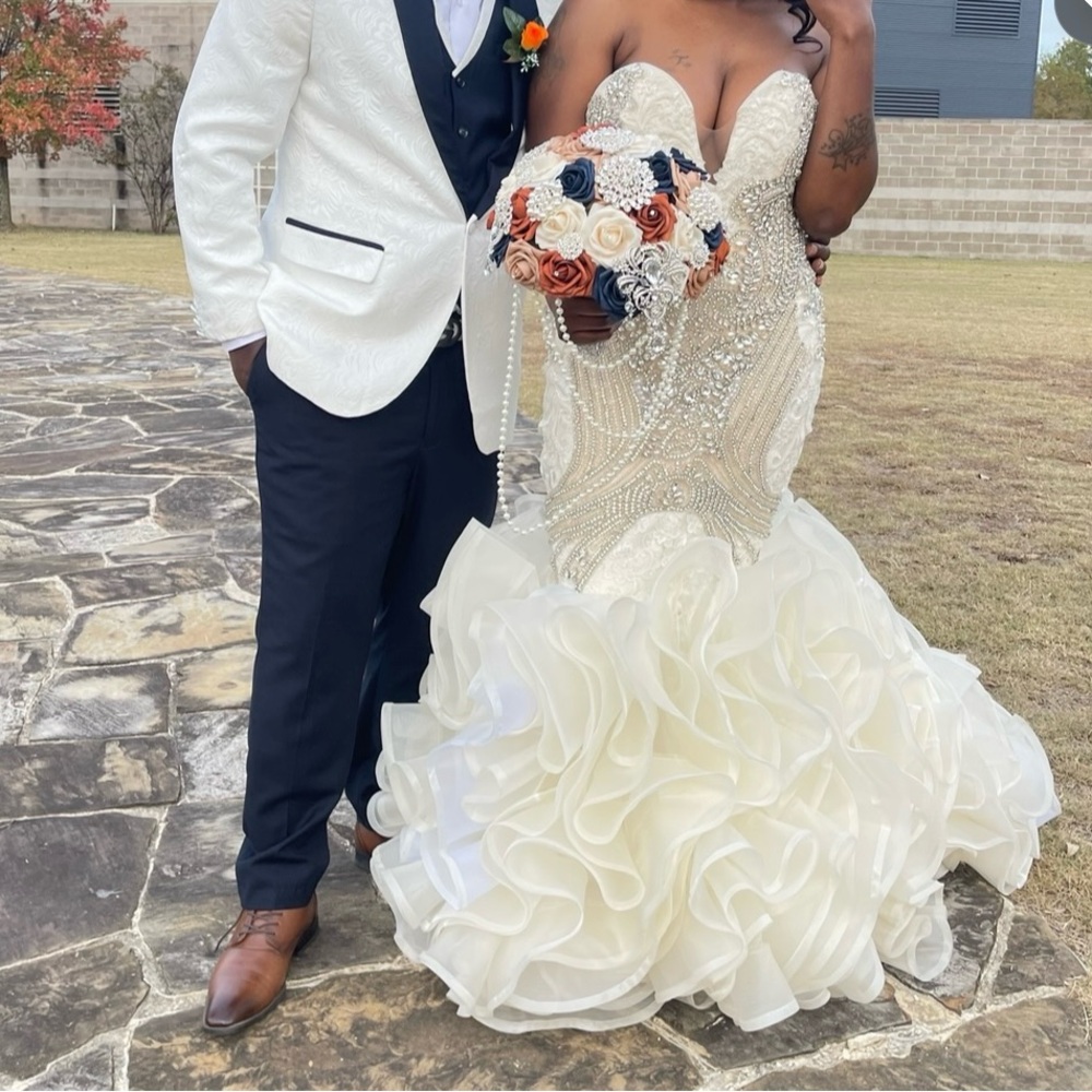 Gorgeous wedding dress, you must pay for shipping& handling & cleaning as well
